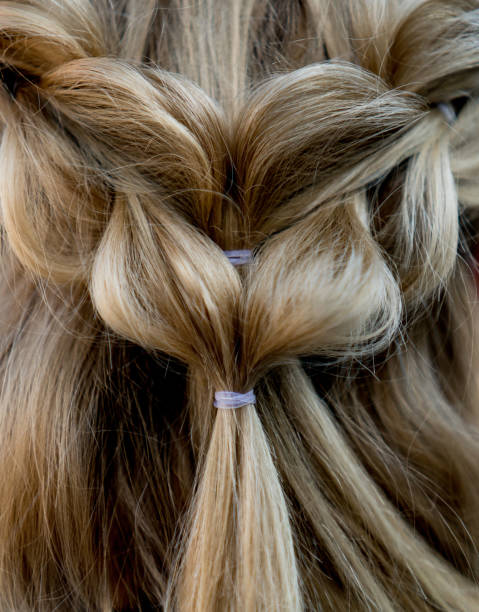 close-up op een mooi gevlochten kapsel - hair braid stockfoto's en -beelden