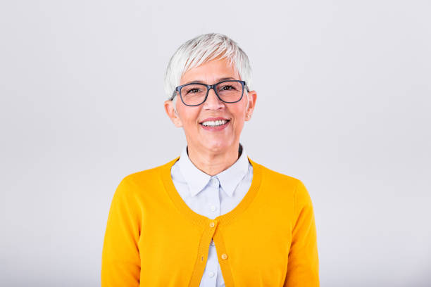 close-up portrait of mature business woman standing isolated. confident and successful ceo senior business woman wearing eyeglasses - medial object imagens e fotografias de stock