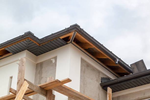 close-up view of corner of house with a gray roof and plums and filing of roof overhangs with soffits of house under construction close-up view of corner of house with a gray roof and plums and filing of roof overhangs with soffits of house under construction roof beam stock pictures, royalty-free photos & images