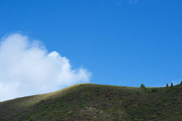 wolk op de heuvel - robertson stockfoto's en -beelden