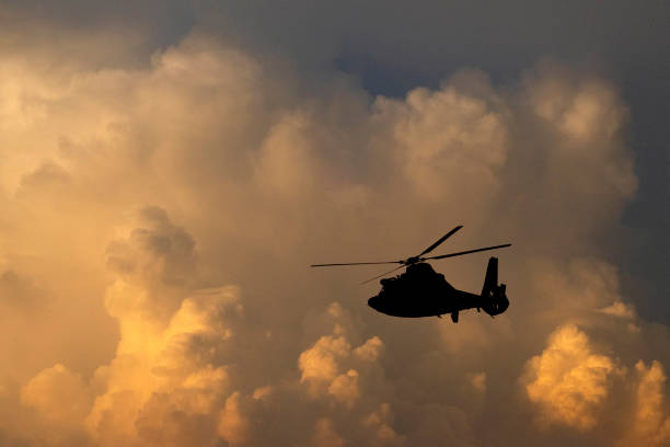 helicóptero de la guardia costera de los ee. uu. en la patrulla - public service fotografías e imágenes de stock
