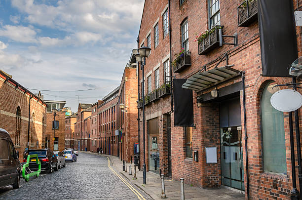 cobbled street lined with renovated brick buildings - leeds stok fotoğraflar ve resimler