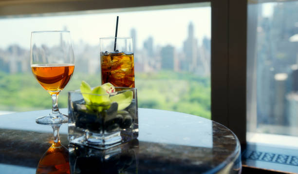 cocktail and beer, central park, nyc. - window, inside apartment, new york imagens e fotografias de stock