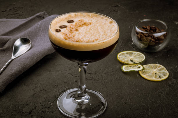 cocktail met koffie - espresso stockfoto's en -beelden