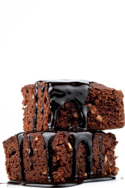 cacao cake en chocoladesaus - brownie stockfoto's en -beelden