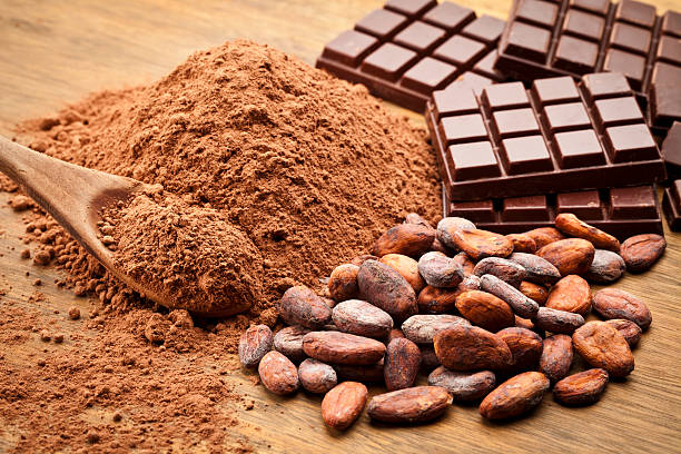 какао в различных презентации на дерево таблица - cocoa стоковые фото и изображения