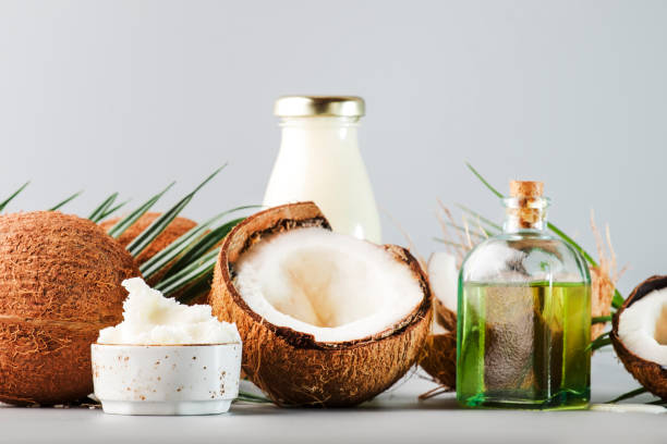mct kokosboter of kokosolie. biologisch gezond eten, schoonheid en spa concept. grijze achtergrond. ruimte kopiëren - vegan keto stockfoto's en -beelden