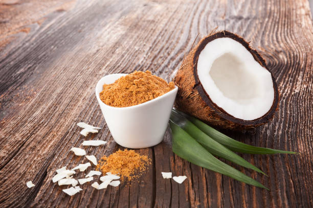 dừa trên bàn gỗ với đường dừa - coconut sugar hình ảnh sẵn có, bức ảnh & hình ảnh trả phí bản quyền một lần