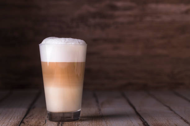 caffè latte macchiato - "cafe macchiato" foto e immagini stock