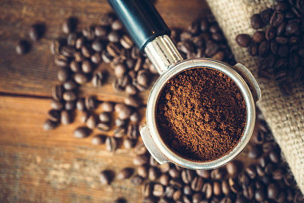 coffee ground in portafilter for espresso - espresso stockfoto's en -beelden