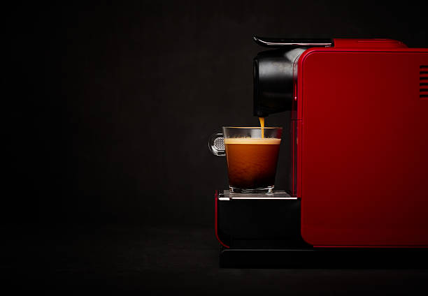 kaffeemaschine mit tasse kaffee - kaffeeautomat stock-fotos und bilder