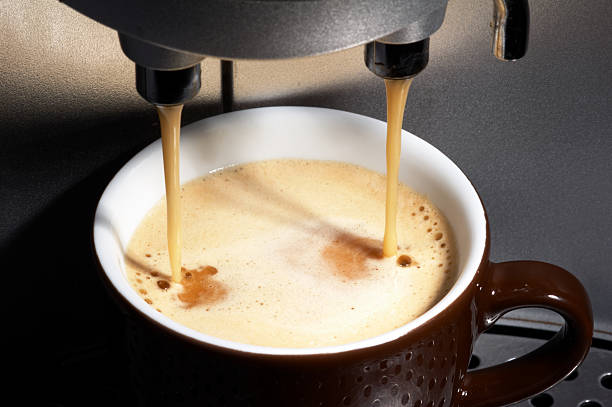 kaffeemaschine und arbeiten - kaffeeautomat stock-fotos und bilder