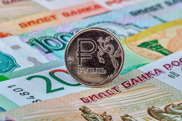 종이 통화 다양한 지폐 배경에서 하나의 러시아어 루블의 동전. - 러시아 루블 뉴스 사진 이미지