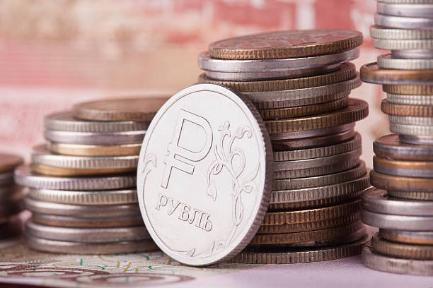 동전 루블 (배경 banknotes 및 구매가에 스택 - 러시아 루블 뉴스 사진 이미지