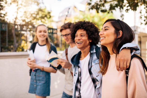 studenten lopen samen buiten - teenagers hanging out stockfoto's en -beelden