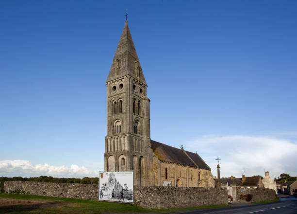 коллевиль сюр мер церкви-фото помню d-day - colleville стоковые фото и изображения