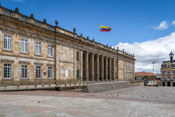 capitolio nacional de colombia y el congreso, situado en la plaza de bolivar - bogotá, colombia - plaza de bolívar bogotá fotografías e imágenes de stock