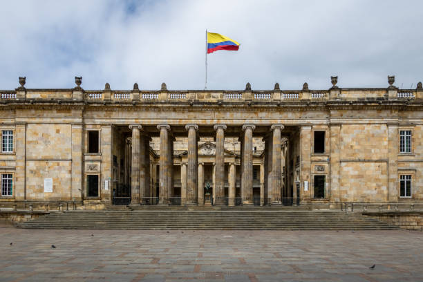 capitolio nacional de colombia y el congreso, situado en la plaza de bolivar - bogotá, colombia - plaza de bolívar bogotá fotografías e imágenes de stock