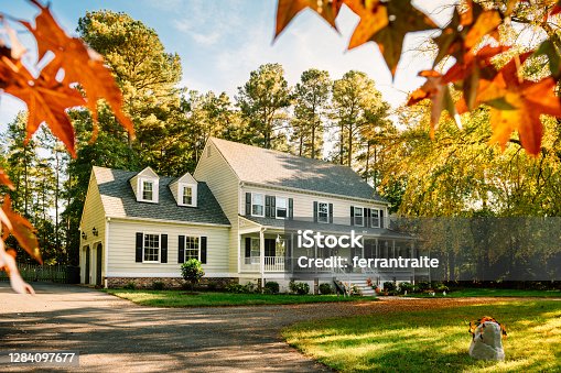 istock Colonial Style House 1284097677