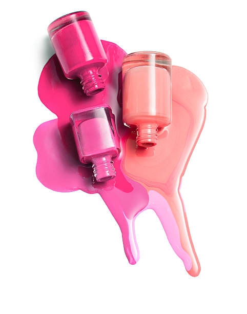4 color nail polish on white background - nail polish bottle close up stockfoto's en -beelden