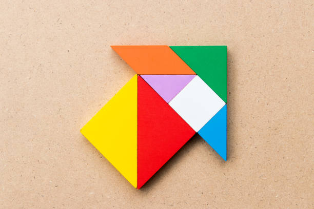 rompecabezas de tangram de color en forma de flecha o casa sobre fondo de madera - tangram casa fotografías e imágenes de stock