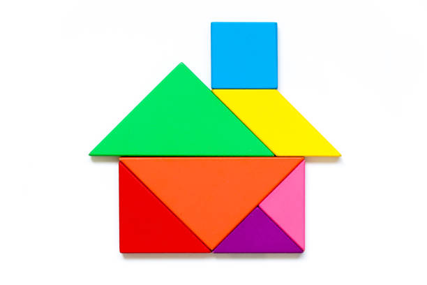 rompecabezas de tangram madera de color en forma casera sobre fondo blanco - tangram casa fotografías e imágenes de stock