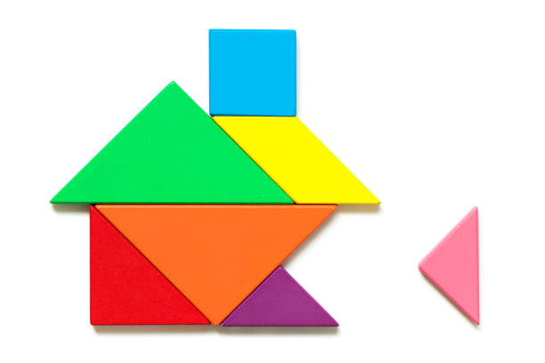 rompecabezas de tangram de madera de color en casa espere cumplir forma sobre fondo blanco (concepto de casa, hipoteca, la familia completa) - tangram casa fotografías e imágenes de stock