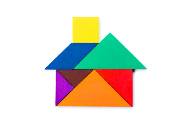 rompecabezas de tangram de madera de color en la forma de casa o casa sobre fondo blanco - tangram casa fotografías e imágenes de stock