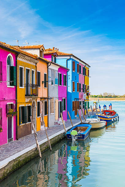 case dipinte di burano nella laguna di venezia, italia. - burano foto e immagini stock
