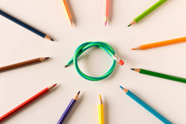 matite colorate con una matita flessibile su sfondo bianco. il concetto di flessibilità nel processo decisionale. - flessibilità foto e immagini stock