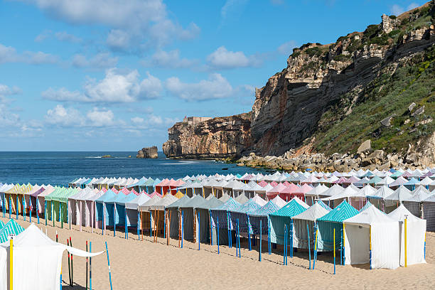 tende colorate sulla spiaggia, nazaré (portogallo) - nazaré foto e immagini stock
