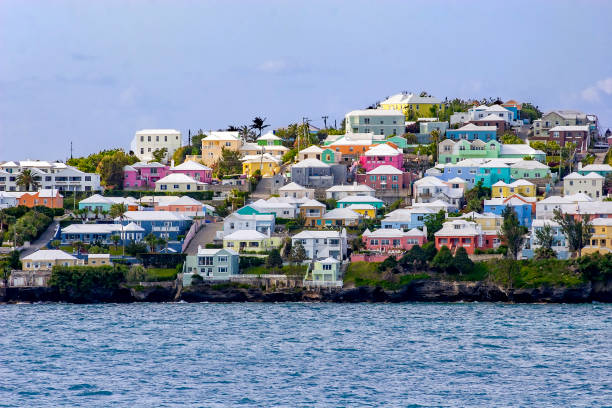 isola delle bermuda colorata case vicino a hamilton con vista sull'oceano atlantico - hamilton foto e immagini stock
