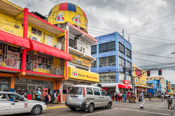 ジャマイカ モンテゴベイのダウンタウンにカラフルな企業 - モンテゴ湾 写真 ストックフォトと画像