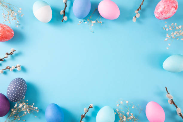 colorful easter eggs on blue background - pascoa imagens e fotografias de stock
