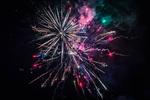 красочные фейерверки  - new year стоковые фото и изображения