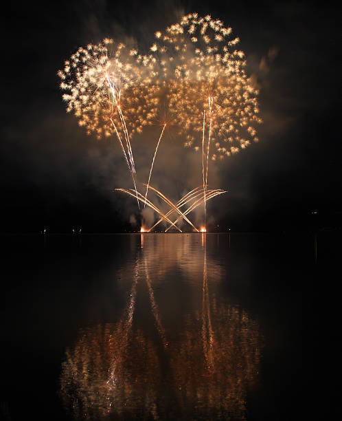 kolorowe pokaz sztucznych ogni z refleksji nad jeziorem. - happy new year zdjęcia i obrazy z banku zdjęć