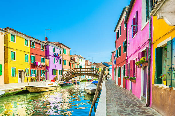 case colorate di burano isola vicino a venezia, italia - burano foto e immagini stock