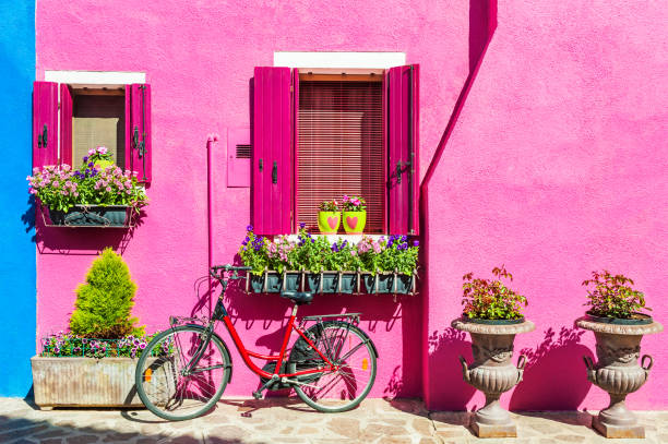 case colorate nell'isola di burano vicino a venezia, italia - burano foto e immagini stock