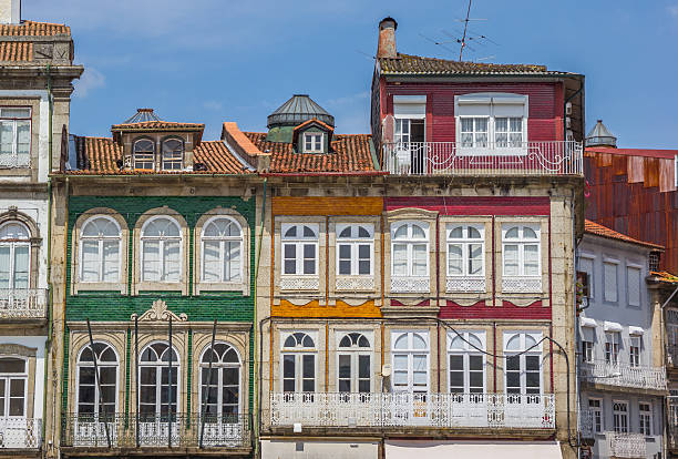 casas coloridas no centro histórico de guimarães - guimarães imagens e fotografias de stock