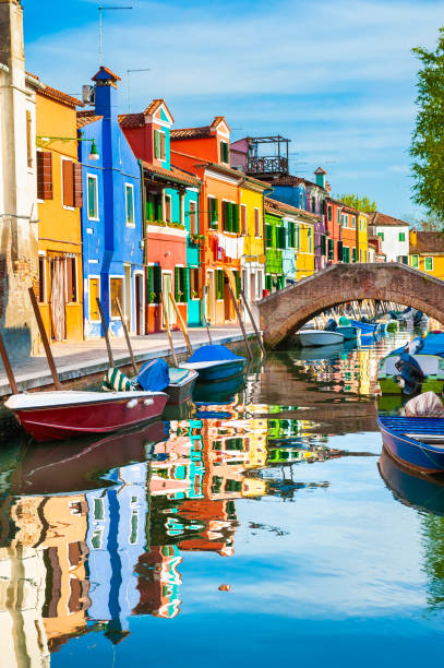 case colorate sul canale nell'isola di burano, venezia, italia. - burano foto e immagini stock