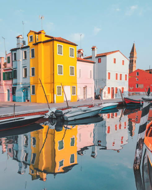 case colorate sul canale nella città di burano, venezia, italia - burano foto e immagini stock