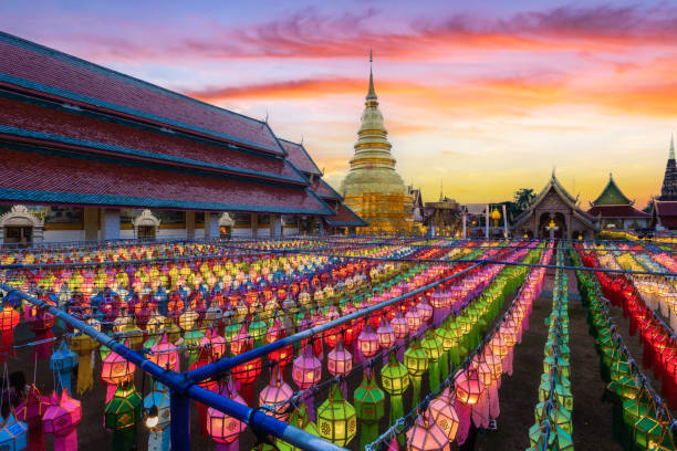 colorful lamp festival and lantern in loi krathong at wat phra that hariphunchai, lamphun province, thailand - chiang mai stad stockfoto's en -beelden