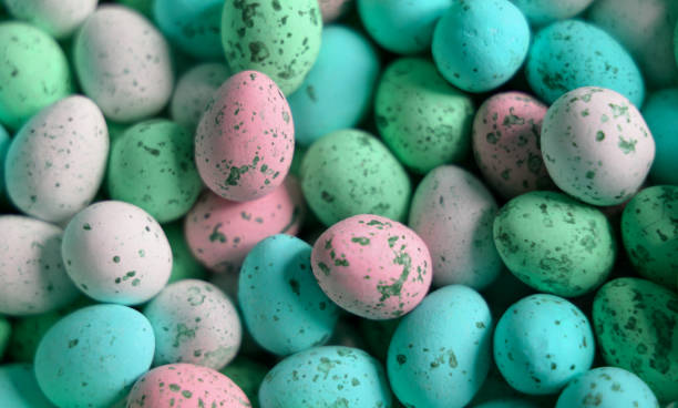 colorate piccole uova di cioccolato pasquale - cagliari fiorentina foto e immagini stock