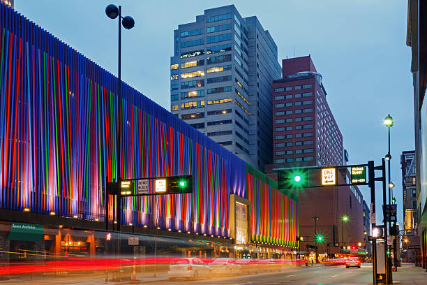colorido lluminated street con el tráfico en el centro de la ciudad de cincinnati, ohio, eua - cincinnati fotografías e imágenes de stock