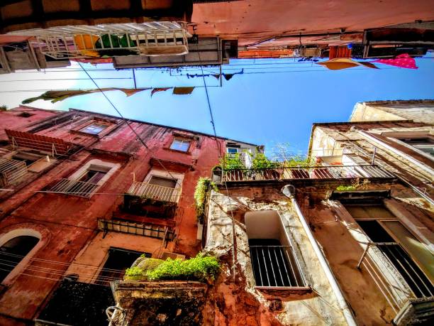 kleurrijke napels straten italië - napoli stockfoto's en -beelden