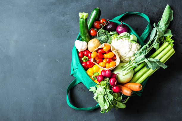kleurrijke biologische groenten in groene eco boodschappentas - boodschappen stockfoto's en -beelden