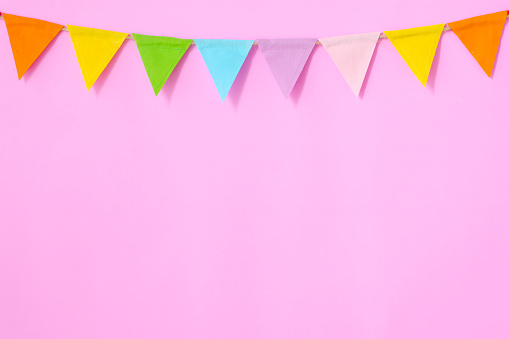 カラフルなパーティー フラグに掛かっているピンクの背景誕生日記念日記念イベント祭りのグリーティング カード背景 お祝いのストックフォトや画像を多数ご用意 Istock
