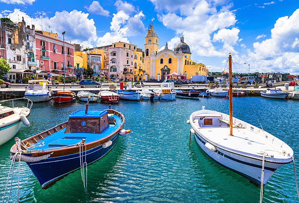 colorata isola di procida in campania, italia - amalfi foto e immagini stock
