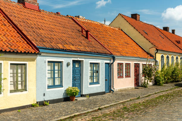 färgglada bostadshus längs en smal gata i simrishamn - österlen bildbanksfoton och bilder