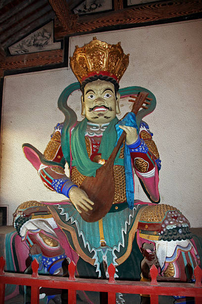 colorido estatua de heavenly en china templo budista con cama king, con oi - ni��o fotografías e imágenes de stock